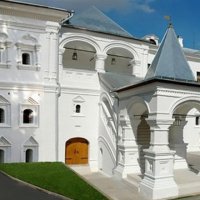 Красное крыльцо усадьбы Лопухиных после реставрации