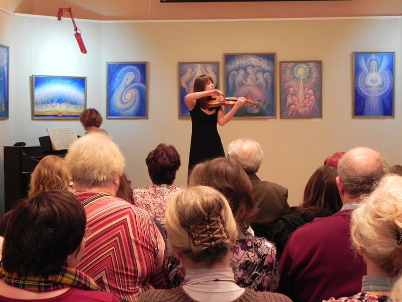 На открытии выставки 18 октября выступает Анастасия Давиденко, концертмейстер Ольга Прокопченко (С.Рахманинов «Венгерский танец»)