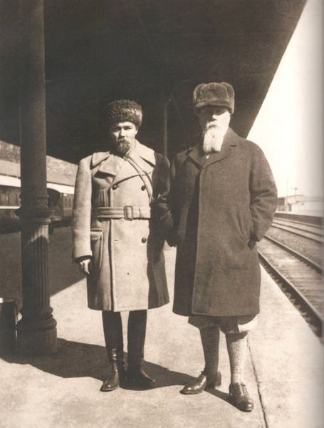 Ю.Н. Рерих и Н.К. Рерих на вокзале Харбина. 1934
